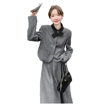 Дамски двукомпонентен костюм с пола от вълнен твид — късо сако и пола