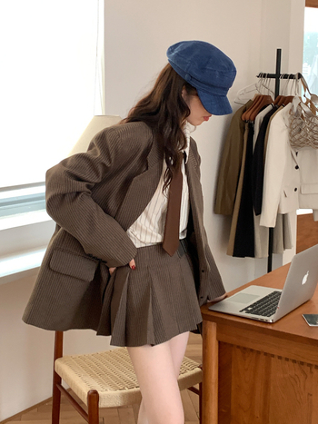 Женски комплект в неофициален колежански стил: каре сако и плисирана къса пола, пролет 2025