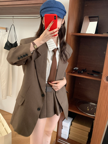 Женски комплект в неофициален колежански стил: каре сако и плисирана къса пола, пролет 2025