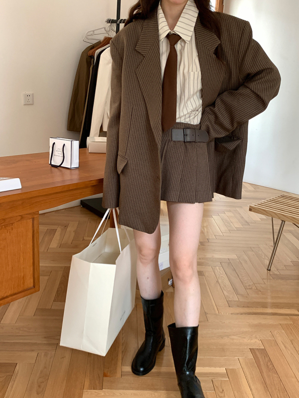 Женски комплект в неофициален колежански стил: каре сако и плисирана къса пола, пролет 2025