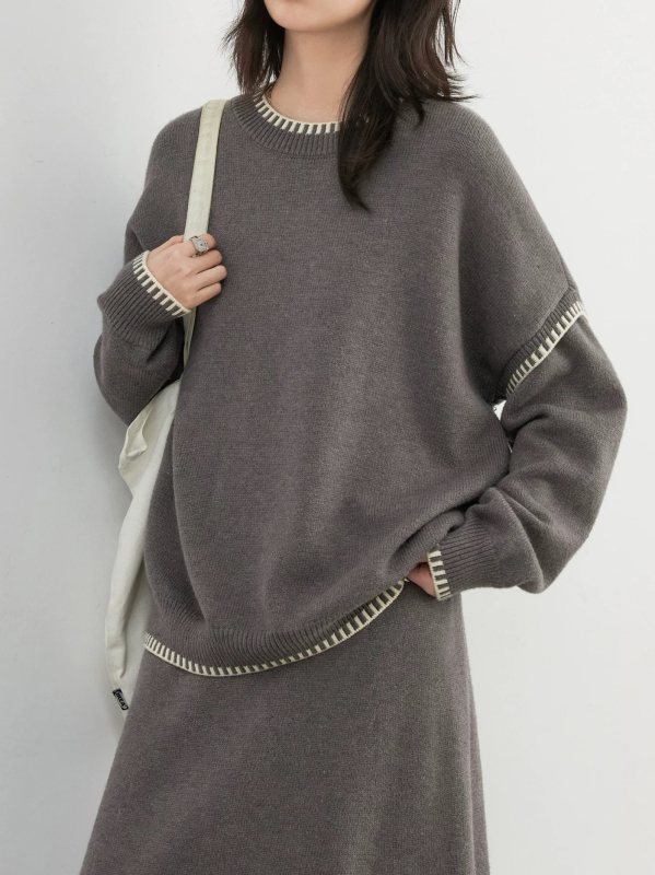 Зимен комплект: пуловер с кръгло деколте и пола от плетиво в небрежен стил, контрастни цветове