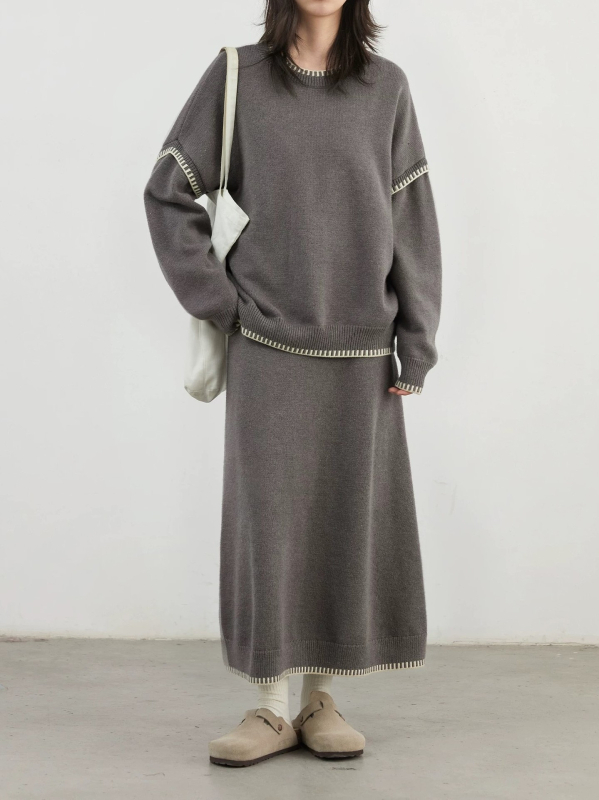 Зимен комплект: пуловер с кръгло деколте и пола от плетиво в небрежен стил, контрастни цветове