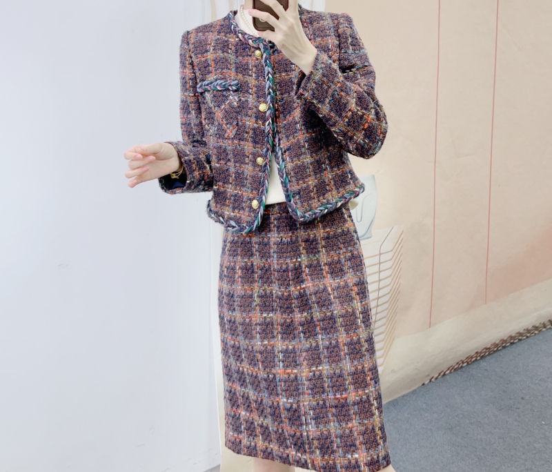 Двукомпонентен костюм: сако и пола, стил светска дама, вдъхновен от Chanel, есен-зима 2025