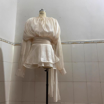 Френски стил елегантна рокля с подчертана талия и разкроена долна част, пролет 2025 нов модел