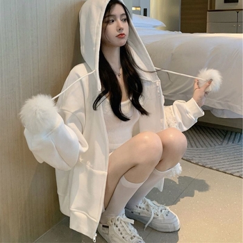 Бял дамски комплект от две части за пролет/есен: плюс размер свитшот с дълги ръкави и мини пола с висока талия, подчертаващ силуета