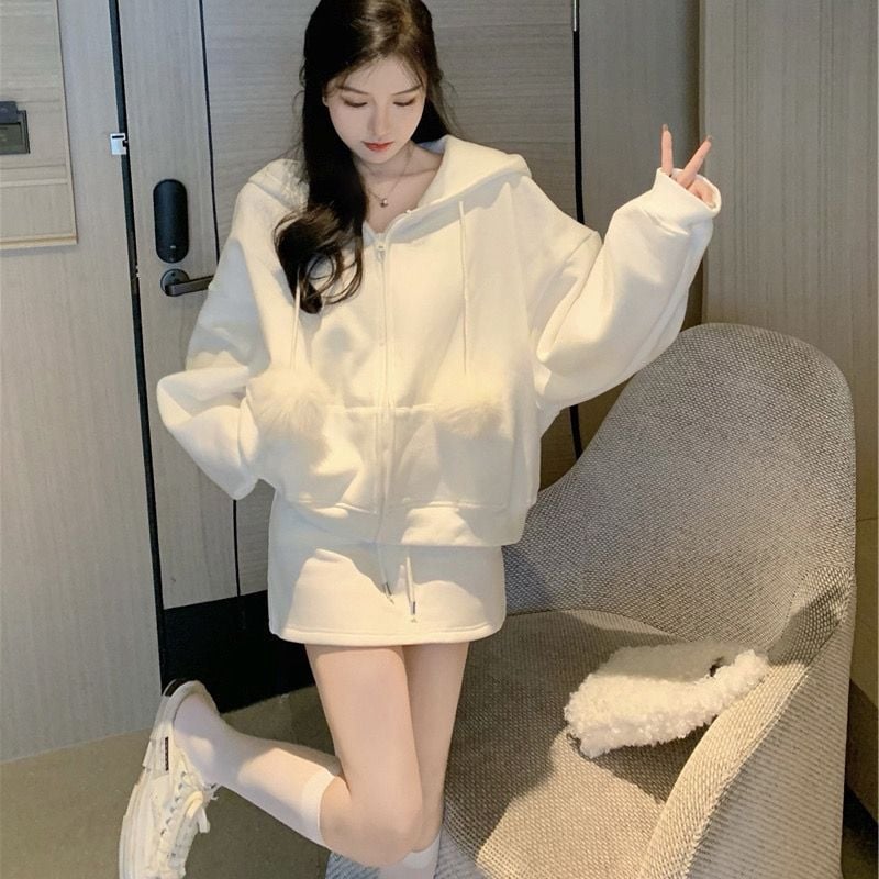 Бял дамски комплект от две части за пролет/есен: плюс размер свитшот с дълги ръкави и мини пола с висока талия, подчертаващ силуета