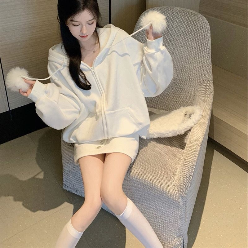 Бял дамски комплект от две части за пролет/есен: плюс размер свитшот с дълги ръкави и мини пола с висока талия, подчертаващ силуета