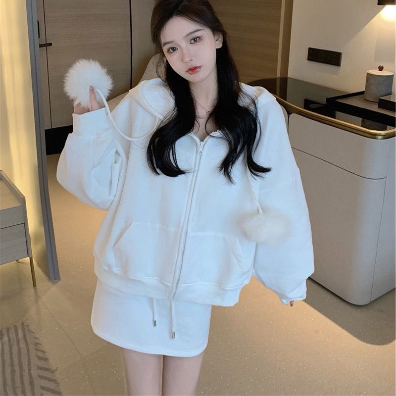 Бял дамски комплект от две части за пролет/есен: плюс размер свитшот с дълги ръкави и мини пола с висока талия, подчертаващ силуета