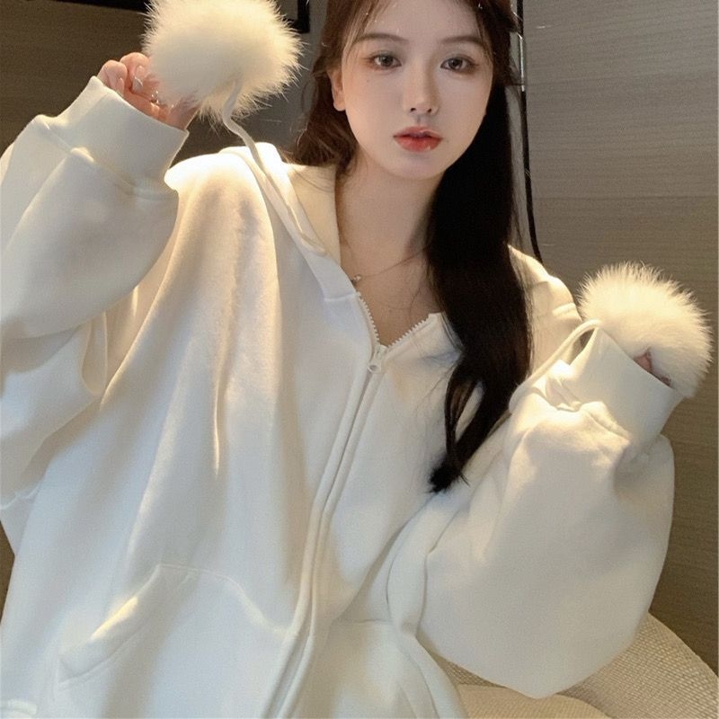 Бял дамски комплект от две части за пролет/есен: плюс размер свитшот с дълги ръкави и мини пола с висока талия, подчертаващ силуета