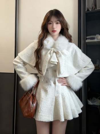 Женски зимен костюм: рокля с пелерина в стил лайт лукс, панделка и пухена яка, подчертана талия, комплект от две части