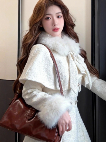 Женски зимен костюм: рокля с пелерина в стил лайт лукс, панделка и пухена яка, подчертана талия, комплект от две части