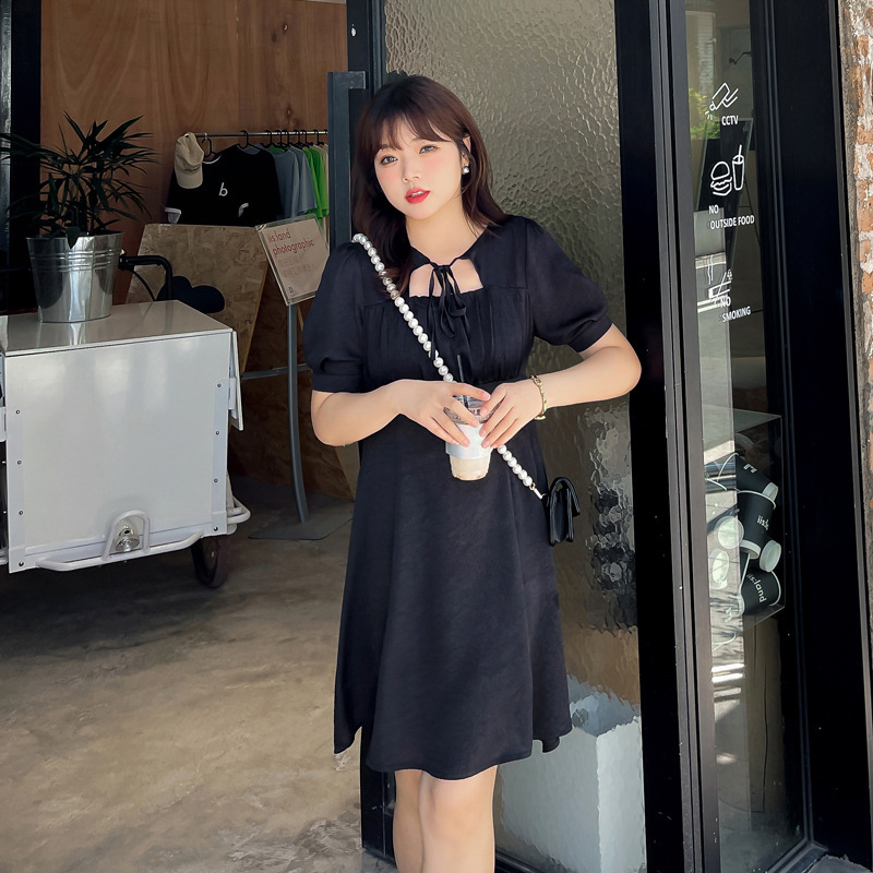 Mellowrani crne mini haljine za plus size s izrezima, plisirani satenski šifon materijal, polo ovratnik, bez rukava, stil princeze