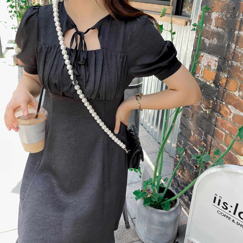 Mellowrani crne mini haljine za plus size s izrezima, plisirani satenski šifon materijal, polo ovratnik, bez rukava, stil princeze