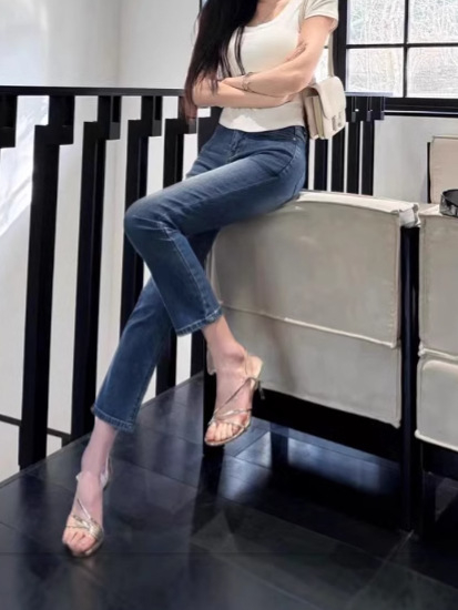 Ženske traperice ravnog kroja, visokim pojasom, denim, retro stil