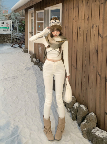 Bijele skinny hlače s visokim strukom za žene, zimski stil s čizmama, uski kroj