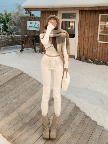 Bijele skinny hlače s visokim strukom za žene, zimski stil s čizmama, uski kroj