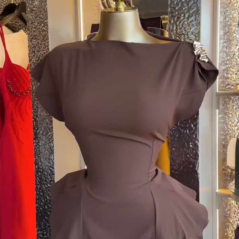 Dvodjelni ženski set u zapadnom stilu: bluza s dekolom na lađu i kratkim rukavima, suknja s visokim strukom i dužine midi, jesen 2025, sladak i svjež stil.