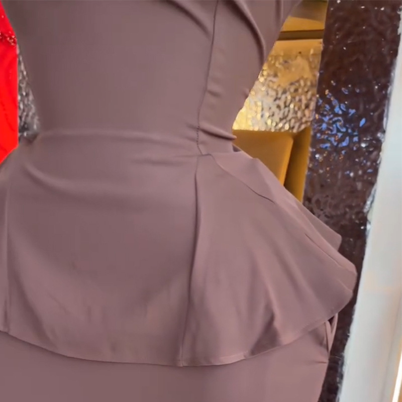 Dvodjelni ženski set u zapadnom stilu: bluza s dekolom na lađu i kratkim rukavima, suknja s visokim strukom i dužine midi, jesen 2025, sladak i svjež stil.