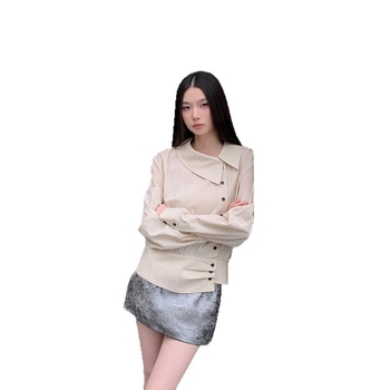 Off-White блуза с райета и яка, диагонално закопчаване и талия с колан, дълги ръкави; пола в комплект — есенен двучастен комплект
