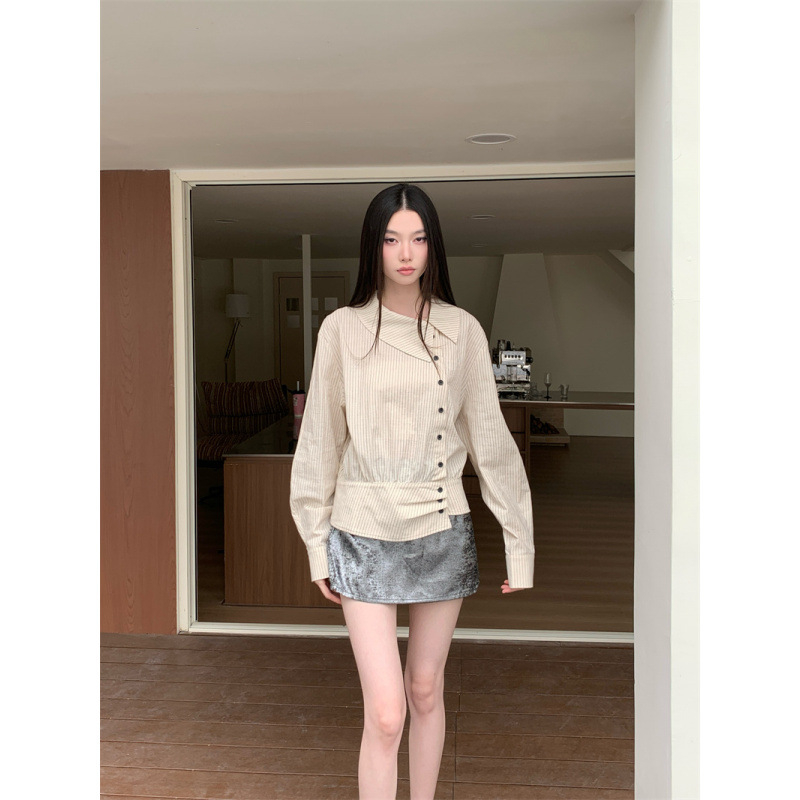 Off-White блуза с райета и яка, диагонално закопчаване и талия с колан, дълги ръкави; пола в комплект — есенен двучастен комплект