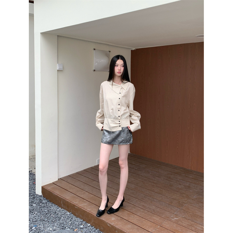 Off-White блуза с райета и яка, диагонално закопчаване и талия с колан, дълги ръкави; пола в комплект — есенен двучастен комплект