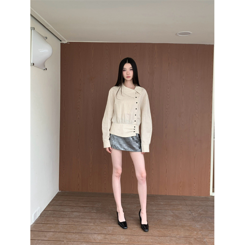 Off-White блуза с райета и яка, диагонално закопчаване и талия с колан, дълги ръкави; пола в комплект — есенен двучастен комплект