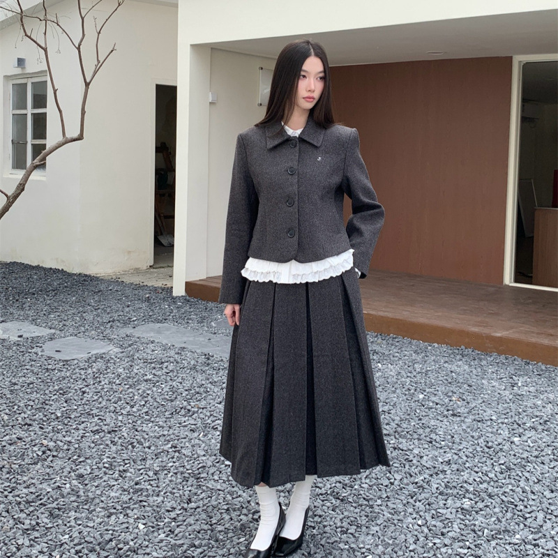 Elegantni vuneni kostim sa suknjom i čipkom za jesen i zimu