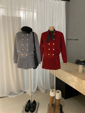 WGWE8630 Pleteni džemper s dvostrukim kopčanjem i plisirana mini suknja – dvodijelni set, zimski školski stil