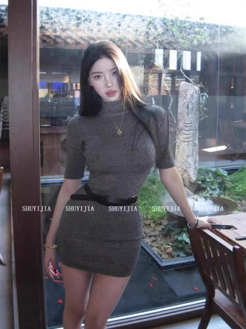 Proljetna pletena bodycon haljina s polugornim ovratnikom i kratkim rukavima, vitka i elegantna.