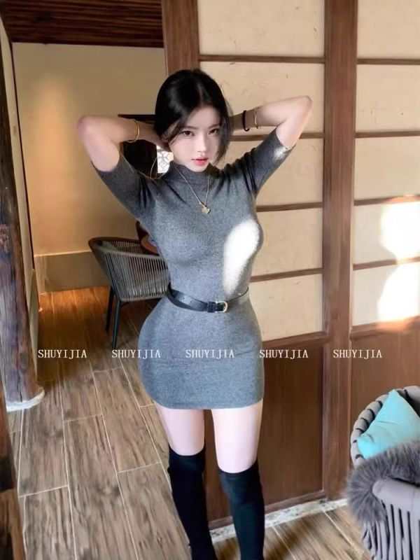 Proljetna pletena bodycon haljina s polugornim ovratnikom i kratkim rukavima, vitka i elegantna.