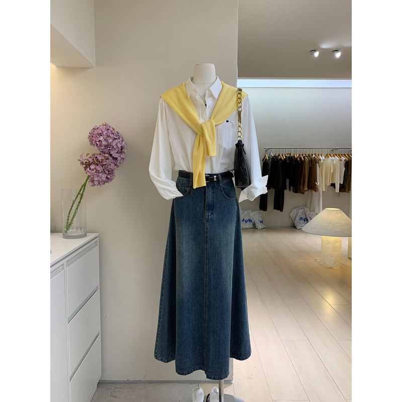 Duga A-linijska suknja od pamuka denim, visokim pojasom, retro pranjem