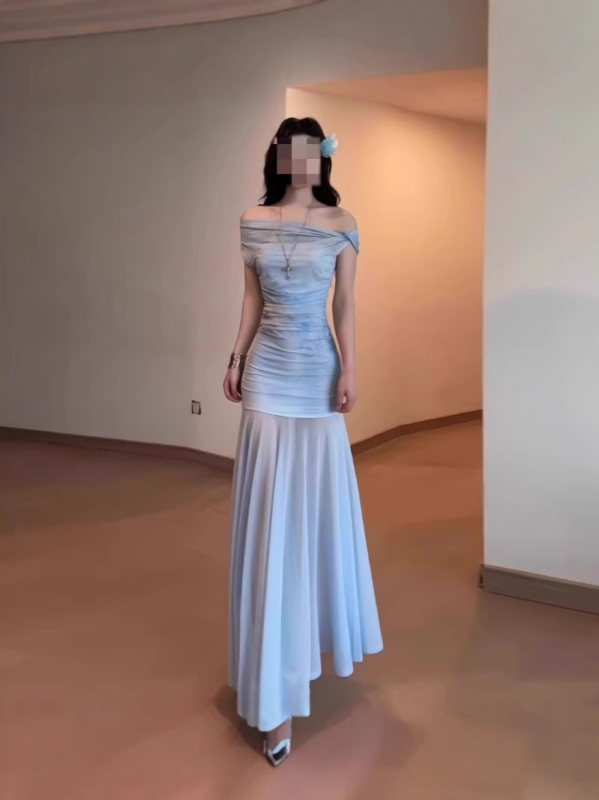 Plava mrežasta haljina s jednim ramenom, ljetni odmor uz obalu mora, elegantan uski kroj, duga haljina s siluetom sirene