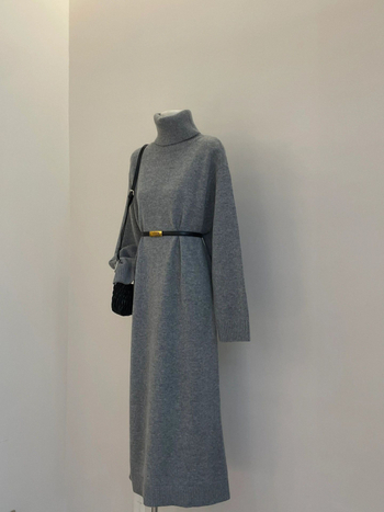 Ženska pletena haljina s visokim ovratnikom, siva, dugi rukavi, ležerno elegantan stil – jesen-zima