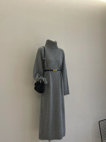 Ženska pletena haljina s visokim ovratnikom, siva, dugi rukavi, ležerno elegantan stil – jesen-zima