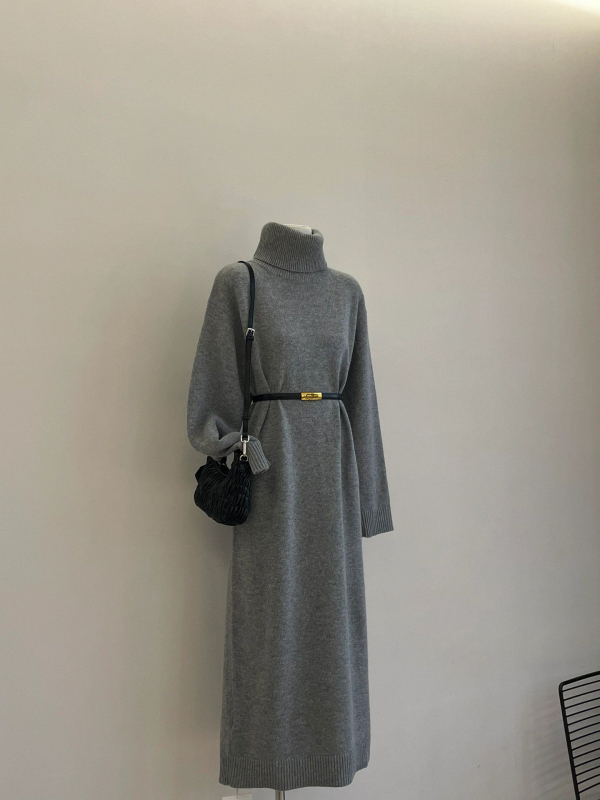 Ženska pletena haljina s visokim ovratnikom, siva, dugi rukavi, ležerno elegantan stil – jesen-zima