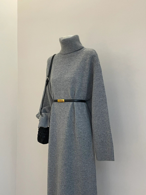 Ženska pletena haljina s visokim ovratnikom, siva, dugi rukavi, ležerno elegantan stil – jesen-zima