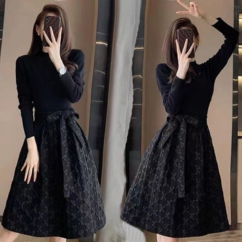 Crna haljina od jacquarda, srednje duljine, A-linijski kroj, naglašen pojas, elegantan izgled