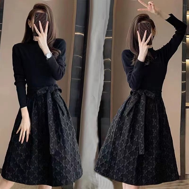 Crna haljina od jacquarda, srednje duljine, A-linijski kroj, naglašen pojas, elegantan izgled
