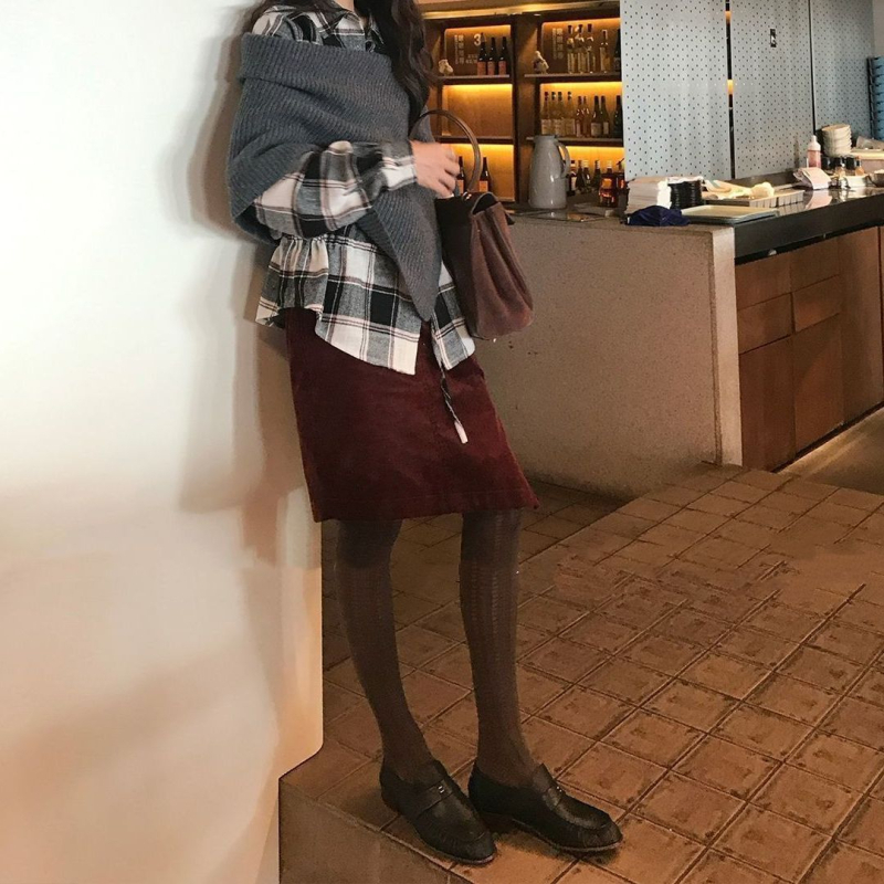 Kordurova ravna suknja s bočnim zatvaračem, nježna i elegantna, asimetrična bordo