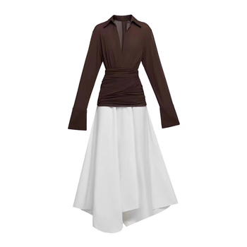 Duga haljina s V-izrezom, asimetričnim panelima i plisiranom strukom