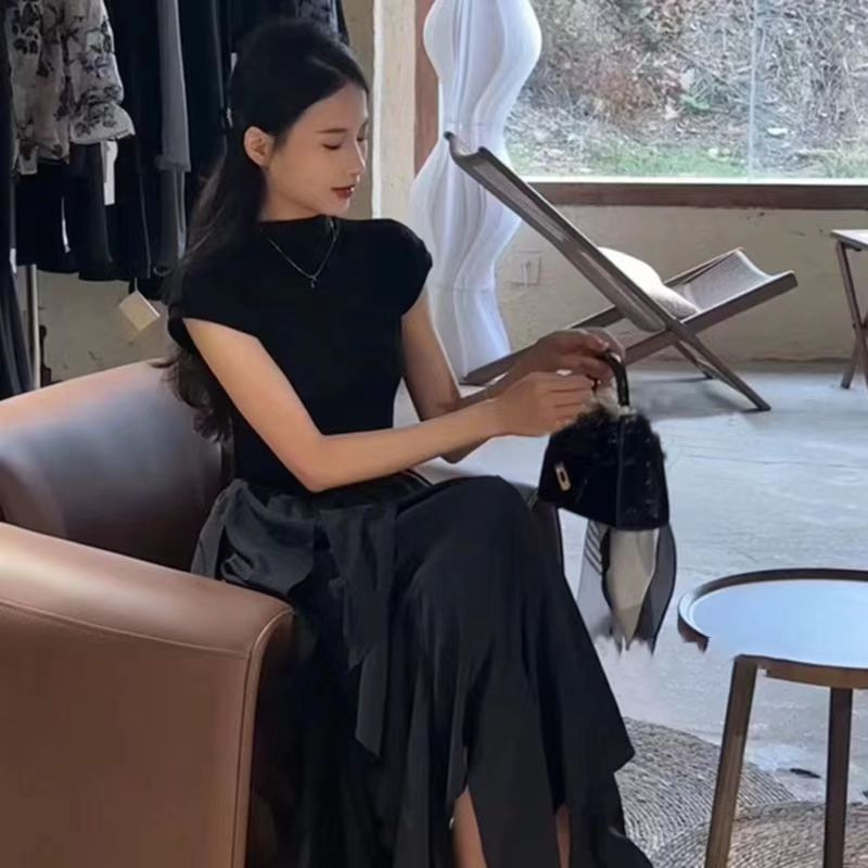 Crna duga haljina za žene u francuskom Hepburn stilu, ljetni model, visoki struk, laskajući siluetu, nepravilan rub, A-linije kroja, okrugli izrez, kratki rukav