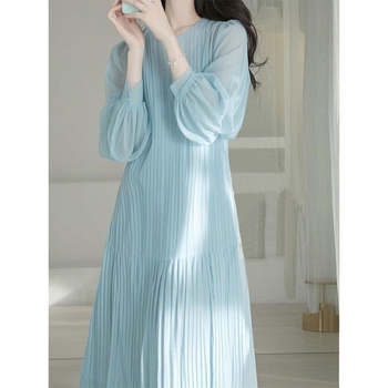 Френски стил – богиня дълга рокля в синьо за пролетта, елегантна и изискана