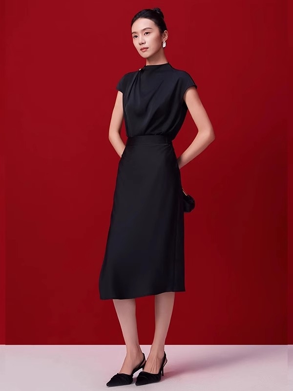 Crna ženska suknja s visokim strukom, A‑linija, midi duljina, elegantan uredski stil