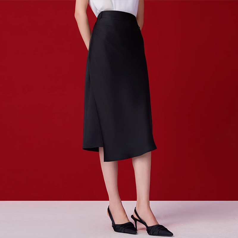 Crna ženska suknja s visokim strukom, A‑linija, midi duljina, elegantan uredski stil