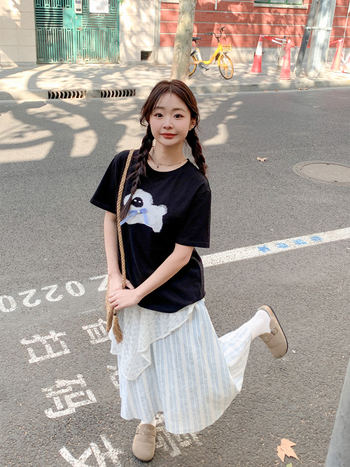 Csíkos csipkés, dupla rétegű szoknya körtealakú siluettel, kisméretű testhez, nyári modell