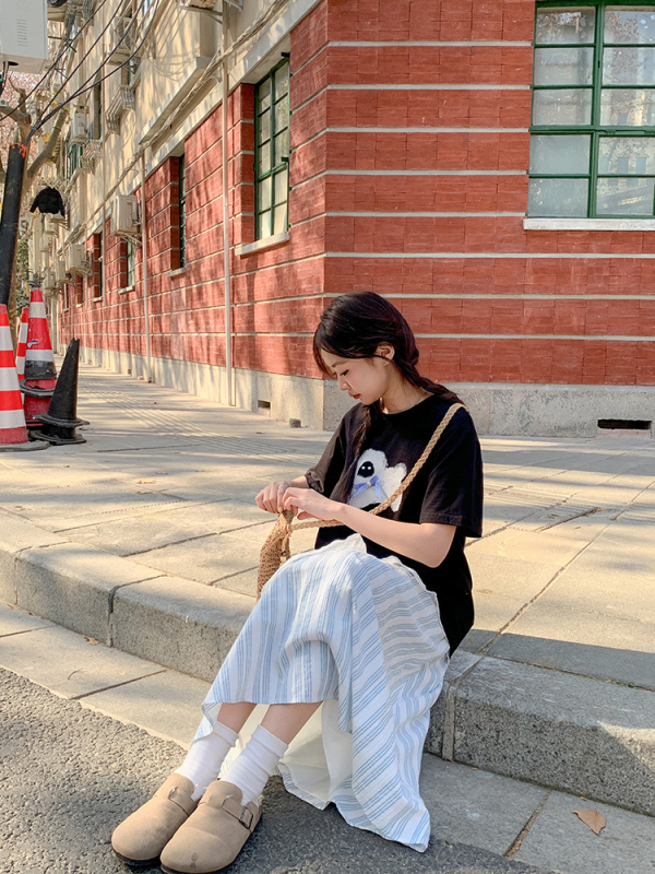 Csíkos csipkés, dupla rétegű szoknya körtealakú siluettel, kisméretű testhez, nyári modell