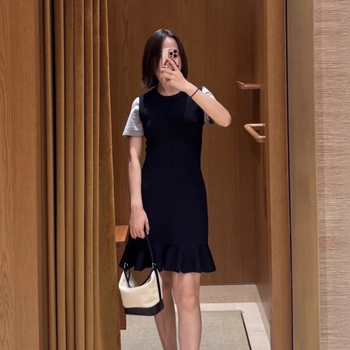 Francia ihletésű elegancia, őszi 2025 kötött ruha fodrokkal és fishtail fazonnal, két részes hatás