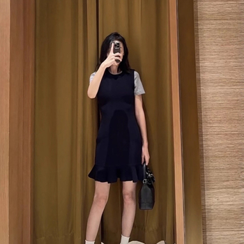 Francia ihletésű elegancia, őszi 2025 kötött ruha fodrokkal és fishtail fazonnal, két részes hatás