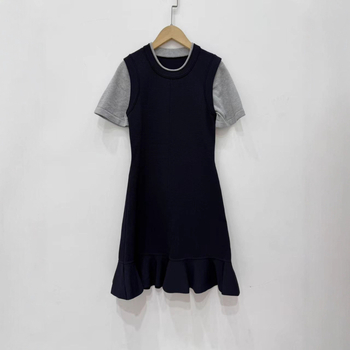 Francia ihletésű elegancia, őszi 2025 kötött ruha fodrokkal és fishtail fazonnal, két részes hatás