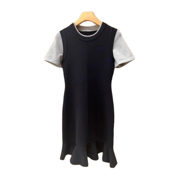 Francia ihletésű elegancia, őszi 2025 kötött ruha fodrokkal és fishtail fazonnal, két részes hatás